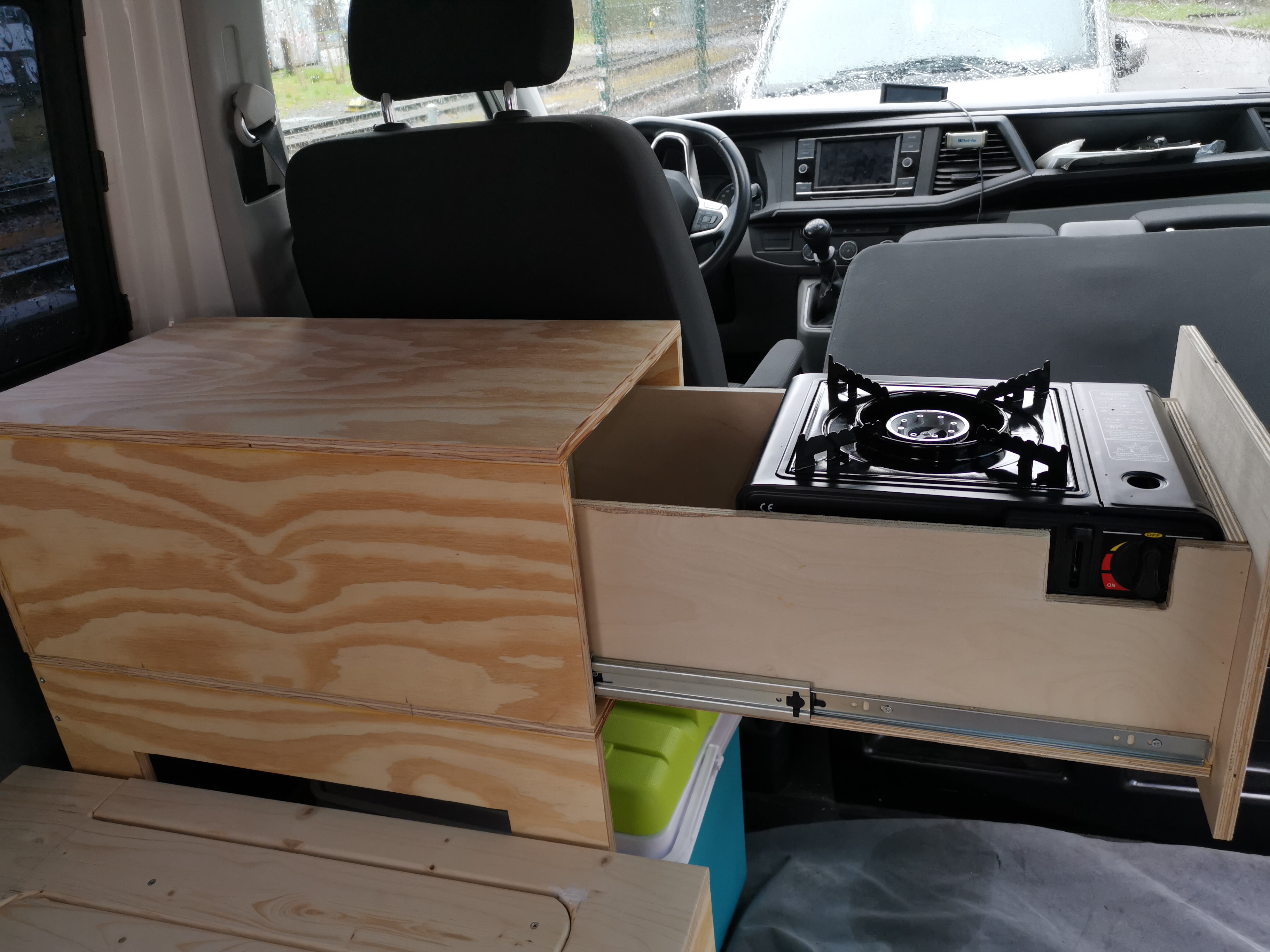 Schrank hinter Fahrersitz